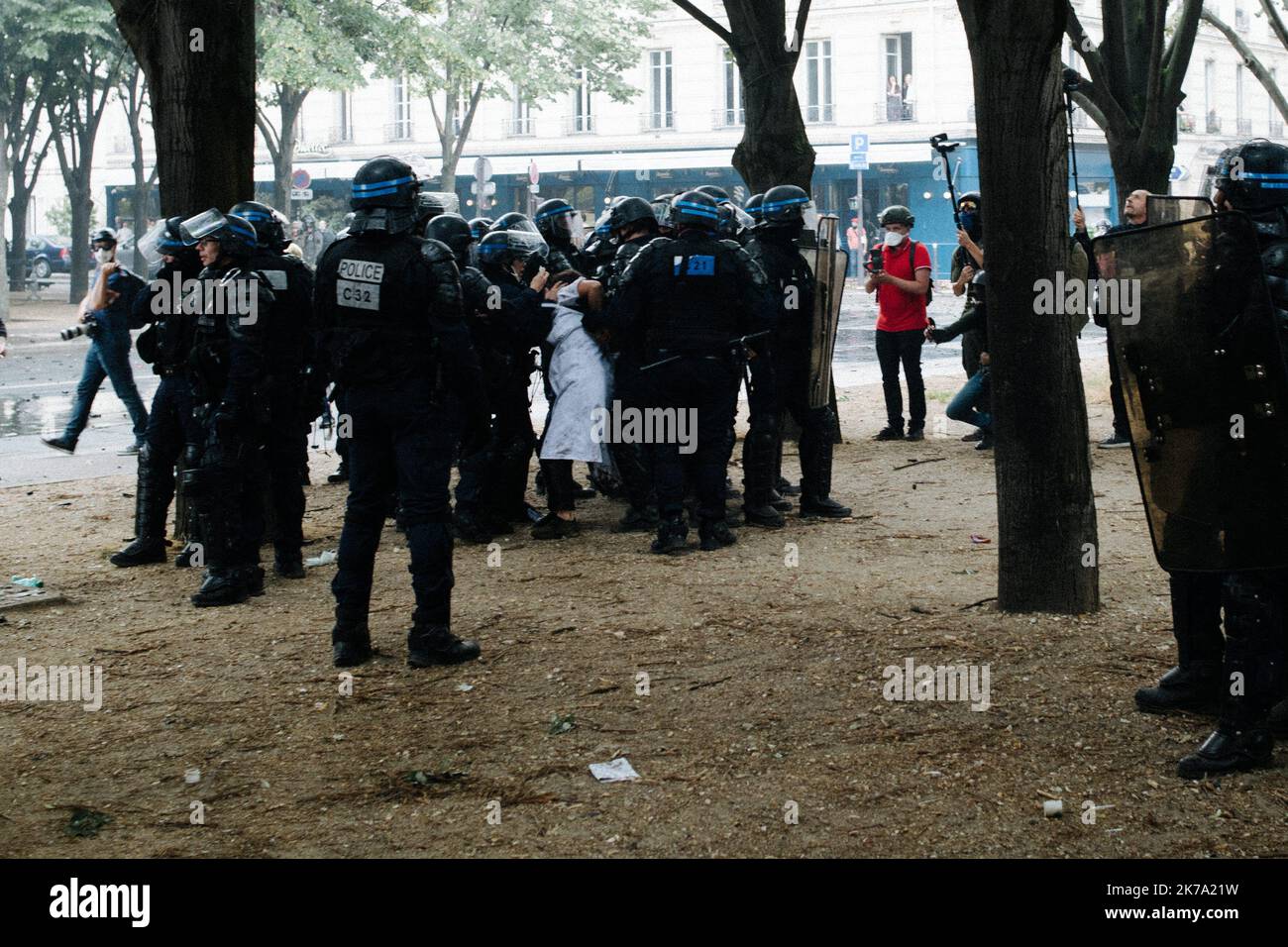 Durante la manifestazione del personale sanitario a Parigi, il 16 giugno 2020, un'infermiera è stata arrestata per "insultare e lanciare proiettili contro le forze dell'ordine”, causando polemiche sui social network. L'infermiera di nome Farida fu posta sul pavimento, sul suo stomaco, per legare le mani dietro la schiena prima di essere evacuata con il suo sanguinamento facciale, tenuto dai suoi capelli. Foto Stock