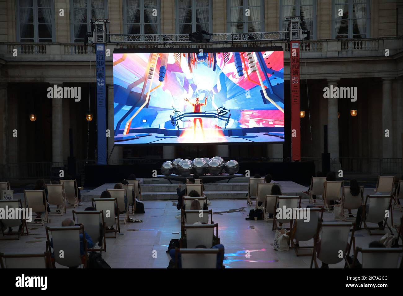 Â©PHOTOPQR/LE PARISIEN/Olivier Arandel ; Paris ; 21/06/2020 ; Paris, dimanche 21 juin 2020. FÃªte de la musique dans les Jardins du Palais-Royal une centaine de personne assiste au concerter de l'avatar de Jean-Michel Jarre. En direct de son studio Jean-Michel Jarre fait vicre la fÃªte de la musique via les reseaux sociaux, les ordinateurs et en VR rÃ alitÃ© Virtuelle Paris, domenica 21 giugno 2020. Festival di Musica nei Giardini del Palais-Royal Cento persone partecipano al concerto dell'avatar di Jean-Michel Jarre. Dal vivo dal suo studio Jean-Michel Jarre fa correre il festival musicale selvaggio via Foto Stock