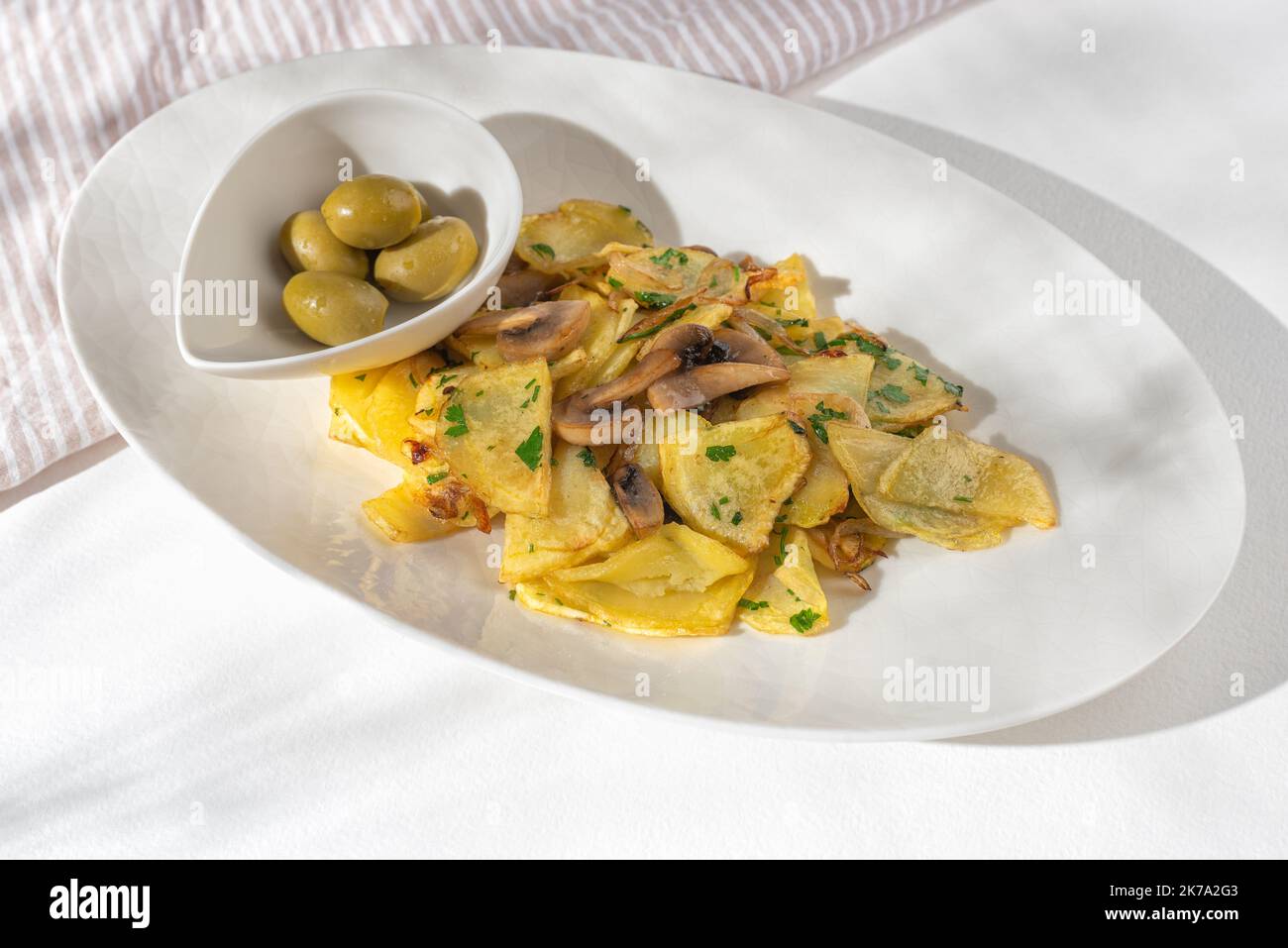 Patate al forno patate biologiche fatte in casa su sfondo bianco per il menu del ristorante. Foto Stock