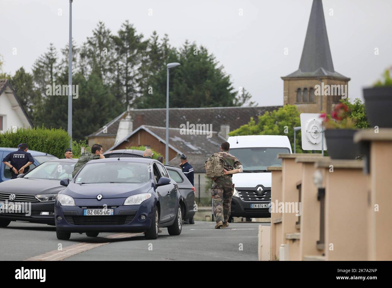 /LE PARISIEN/ARNAUD JOURNOIS ; VILLE SUR LUMES ; 22/06/2020 ; DES FOUILLES ONT LIEU DANS L'ANCIENNE MAISON DE LA SOEUR DE MICHEL FOURNIRET DECEDEEE 6 MOIS AVANT LA DISPARITION D'ESTELLE MOUZIN. LE TUEUR EN SERIE AVAIT SES HABITUDES DANS CETTE MAISON / SUR LA PHOTO ON DISTINGUE LE HAUT DE LA MAISON A GAUCHE - 2020/06/22. GLI SCAVI SI SVOLGONO NELLA VECCHIA CASA DELLA SORELLA DI MICHEL FOURNIRET CHE MORÌ 6 MESI PRIMA DELLA SCOMPARSA DELLA BAMBINA ESTELLE MOUZIN NEL 2003. IL SERIAL KILLER AVEVA LE SUE ABITUDINI IN QUESTA CASA. Foto Stock