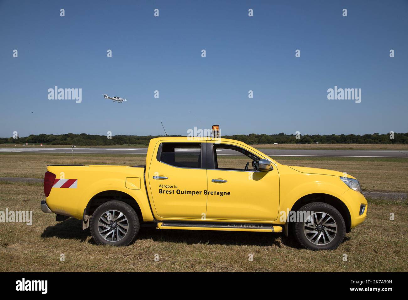 Brest, Francia, 24th 2020 giugno - i vicini agricoltori dell'aeroporto di Brest vengono a falciare parte dei bordi della pista gratuitamente, dopo la pandemia del covid-19. Sul primo trattore viene utilizzata una barra di spavaggio per tagliare gli animali nascosti nell'erba alta. Foto Stock