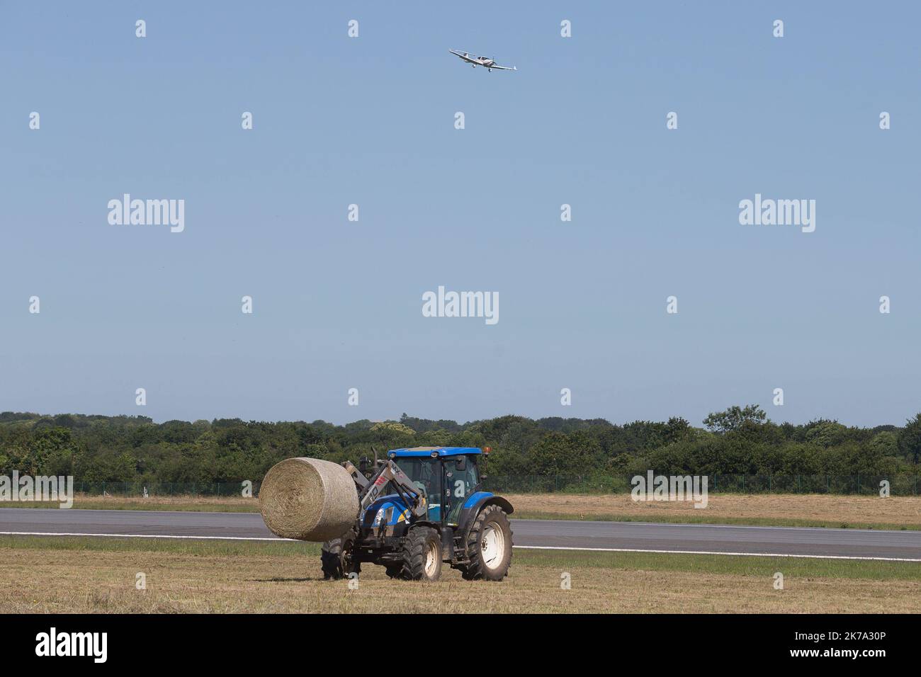 Brest, Francia, 24th 2020 giugno - i vicini agricoltori dell'aeroporto di Brest vengono a falciare parte dei bordi della pista gratuitamente, dopo la pandemia del covid-19. Sul primo trattore viene utilizzata una barra di spavaggio per tagliare gli animali nascosti nell'erba alta. Foto Stock