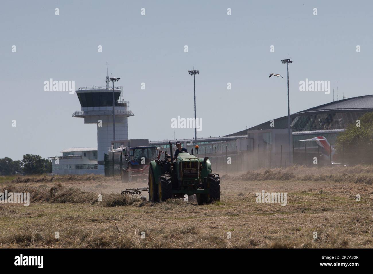 Brest, Francia, 24th 2020 giugno - i vicini agricoltori dell'aeroporto di Brest vengono a falciare parte dei bordi della pista gratuitamente, dopo la pandemia del covid-19. Sul primo trattore viene utilizzata una barra di spavaggio per tagliare gli animali nascosti nell'erba alta. Foto Stock