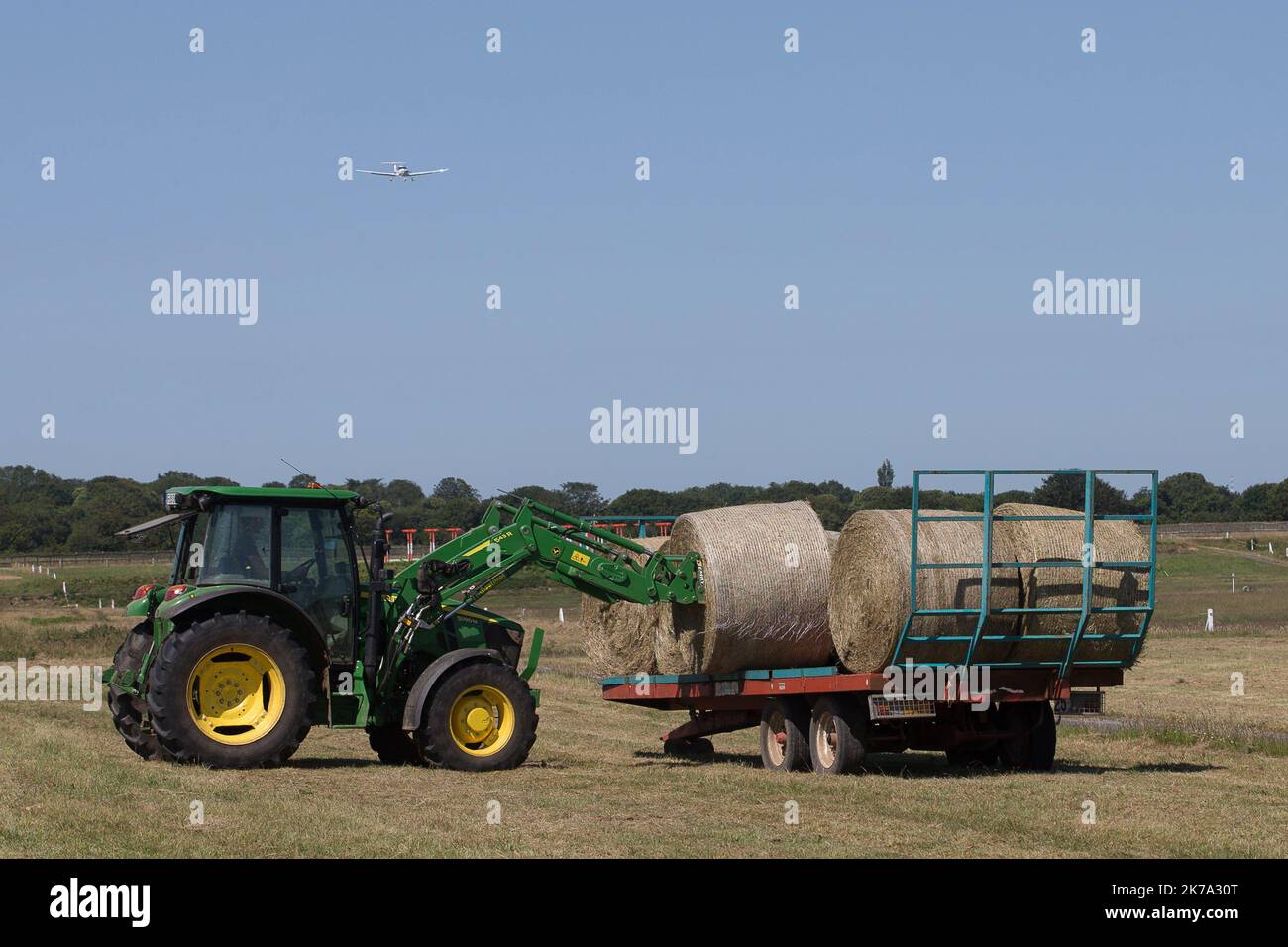Brest, Francia, 24th 2020 giugno - i vicini agricoltori dell'aeroporto di Brest vengono a falciare parte dei bordi della pista gratuitamente, dopo la pandemia del covid-19. Sul primo trattore viene utilizzata una barra di spavaggio per tagliare gli animali nascosti nell'erba alta. Foto Stock
