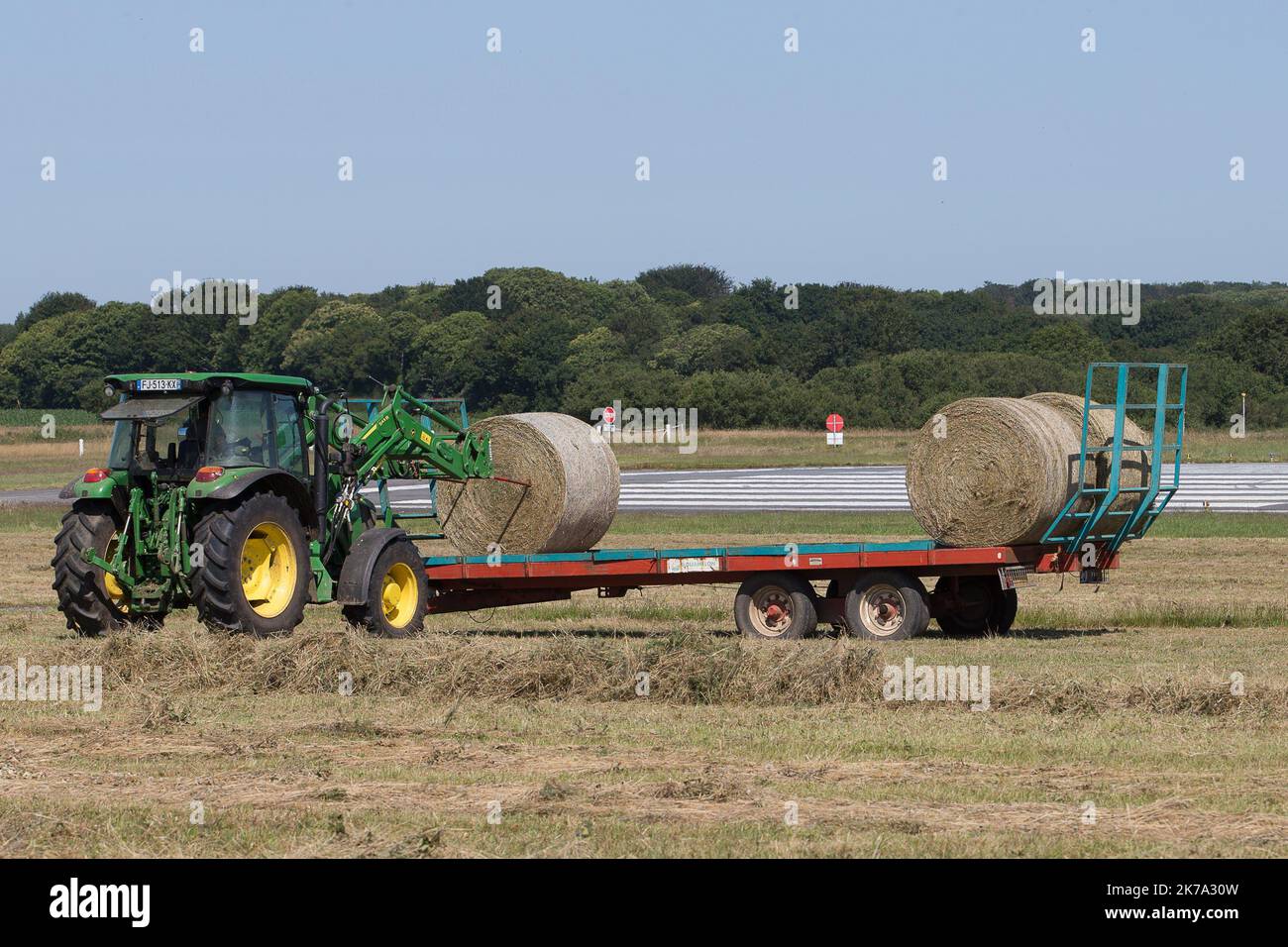 Brest, Francia, 24th 2020 giugno - i vicini agricoltori dell'aeroporto di Brest vengono a falciare parte dei bordi della pista gratuitamente, dopo la pandemia del covid-19. Sul primo trattore viene utilizzata una barra di spavaggio per tagliare gli animali nascosti nell'erba alta. Foto Stock