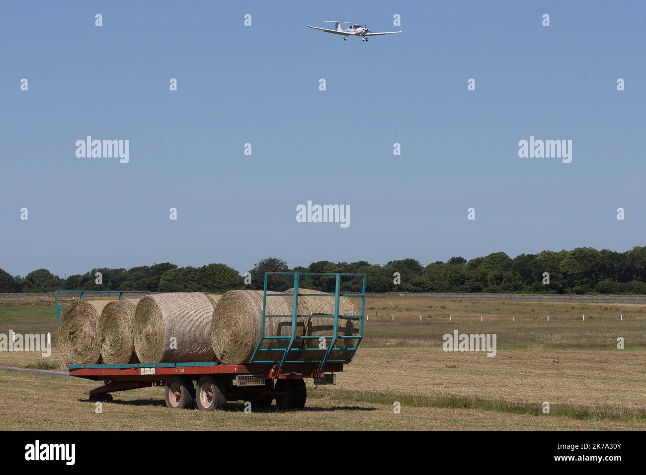 Brest, Francia, 24th 2020 giugno - i vicini agricoltori dell'aeroporto di Brest vengono a falciare parte dei bordi della pista gratuitamente, dopo la pandemia del covid-19. Sul primo trattore viene utilizzata una barra di spavaggio per tagliare gli animali nascosti nell'erba alta. Foto Stock
