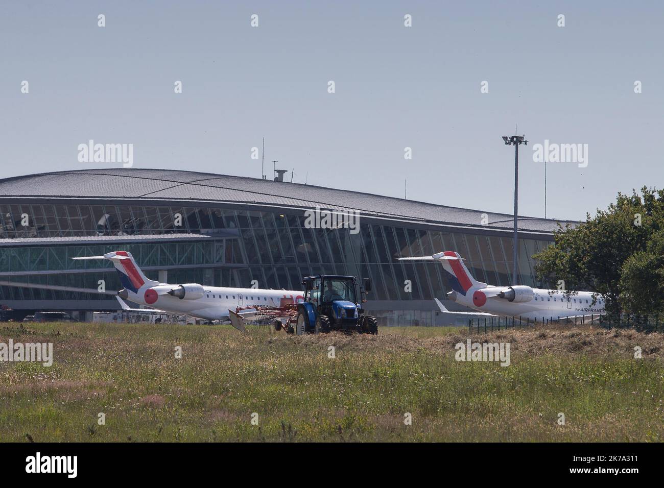 Brest, Francia, 24th 2020 giugno - i vicini agricoltori dell'aeroporto di Brest vengono a falciare parte dei bordi della pista gratuitamente, dopo la pandemia del covid-19. Sul primo trattore viene utilizzata una barra di spavaggio per tagliare gli animali nascosti nell'erba alta. Foto Stock