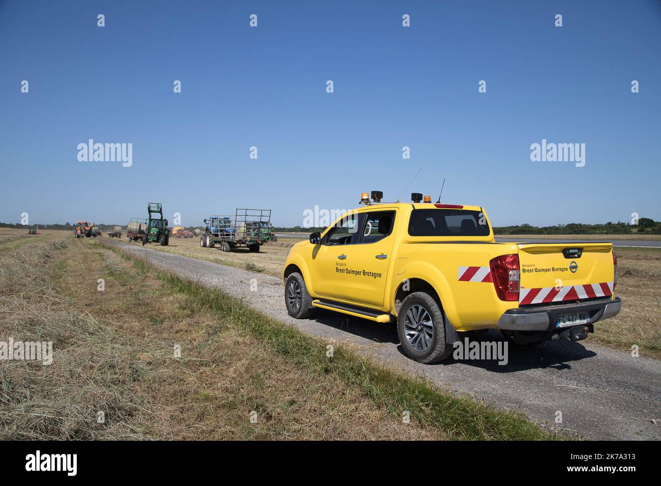 Brest, Francia, 24th 2020 giugno - i vicini agricoltori dell'aeroporto di Brest vengono a falciare parte dei bordi della pista gratuitamente, dopo la pandemia del covid-19. Sul primo trattore viene utilizzata una barra di spavaggio per tagliare gli animali nascosti nell'erba alta. Foto Stock