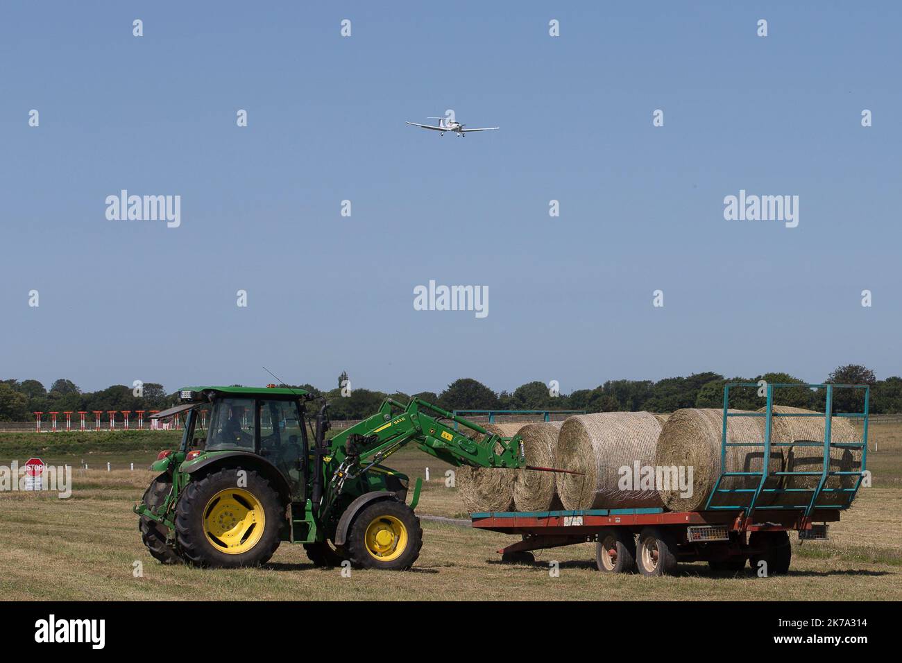 Brest, Francia, 24th 2020 giugno - i vicini agricoltori dell'aeroporto di Brest vengono a falciare parte dei bordi della pista gratuitamente, dopo la pandemia del covid-19. Sul primo trattore viene utilizzata una barra di spavaggio per tagliare gli animali nascosti nell'erba alta. Foto Stock