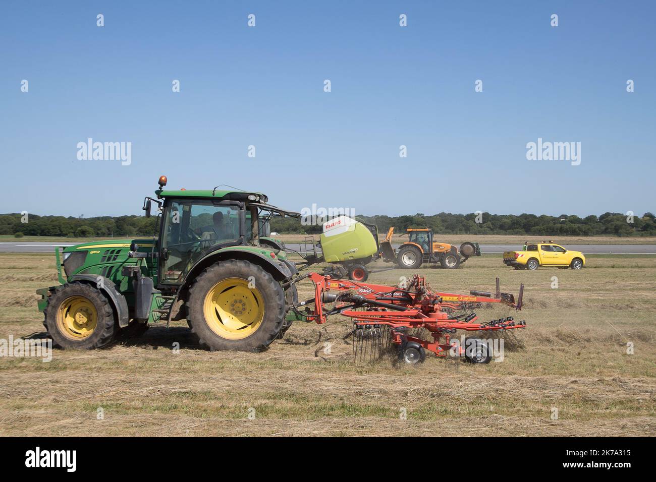 Brest, Francia, 24th 2020 giugno - i vicini agricoltori dell'aeroporto di Brest vengono a falciare parte dei bordi della pista gratuitamente, dopo la pandemia del covid-19. Sul primo trattore viene utilizzata una barra di spavaggio per tagliare gli animali nascosti nell'erba alta. Foto Stock