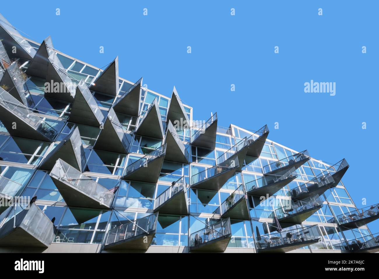 Copenhagen, Danimarca - Settembre 2022: VM Case con balconi triangolari dall'aspetto moderno, progettate da JDS e Bjarke Ingels Group, quartiere di Orestad Foto Stock
