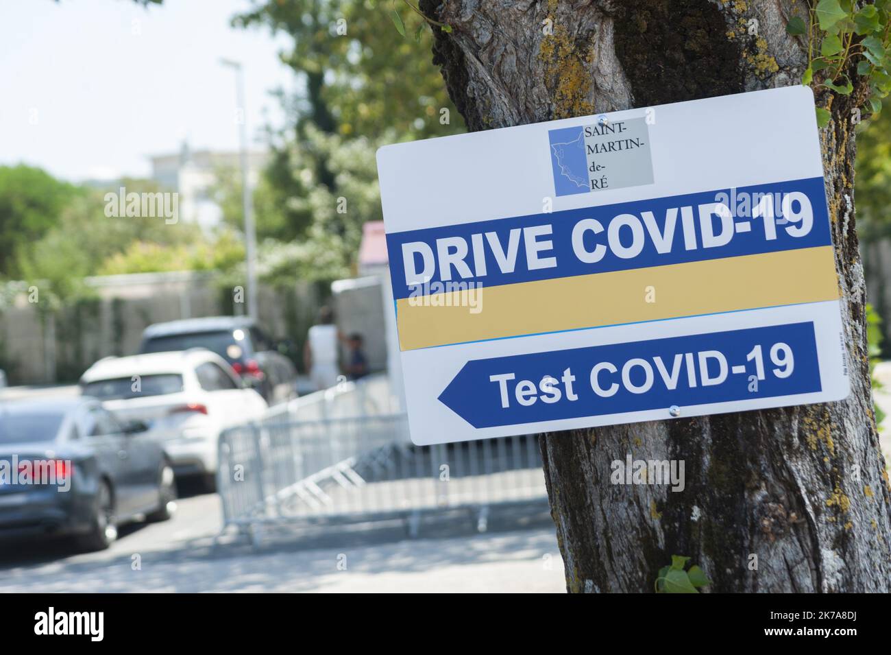 ©Nicolas Landemard / le Pictorium/MAXPPP - Nicolas Landemard / le Pictorium - 21/07/2020 - Francia / Charente-Maritime / Ile de Re - un test drive pour le Covid etait mis en place ce jour sur la commune de Saint Martin de Re. Les Citoyens pouvaient se presenter en voiture, mais aussi a pieds ou en velo pour faire le test de Coronavirus. / 21/07/2020 - Francia / Charente-Maritime (dipartimento francese) / Isola di Re - Un test drive per il Covid è stato istituito oggi nella città di Saint Martin de Re. I cittadini potrebbero venire in auto, ma anche a piedi o in bicicletta per prendere il Coronavirus test. Foto Stock