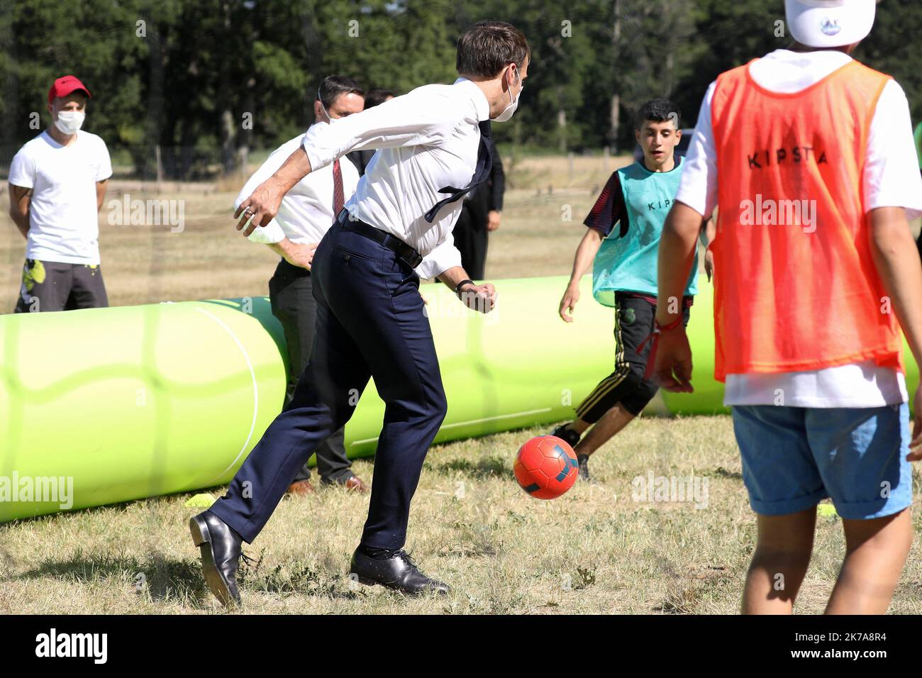 @ Pool/ Stephane Lemouton / Maxppp, Francia, Chambord, le 22 juillet 2020. Le président francais Emmanuel Macron à l'issue de la présentation de l'opération 'Quartier d'été 2020' par sei associazioni impliquées, au Château de Chambord, Loir et Cher, Francia. Le 22 juillet 2020 - Chambord, Francia, luglio 22nd 2020 - il presidente francese Emmanuel Macron con i giovani nel quadro della sua visita sul tema delle "vacanze di apprendimento" al castello di Chambord, Francia, 22 luglio 2020. Foto Stock