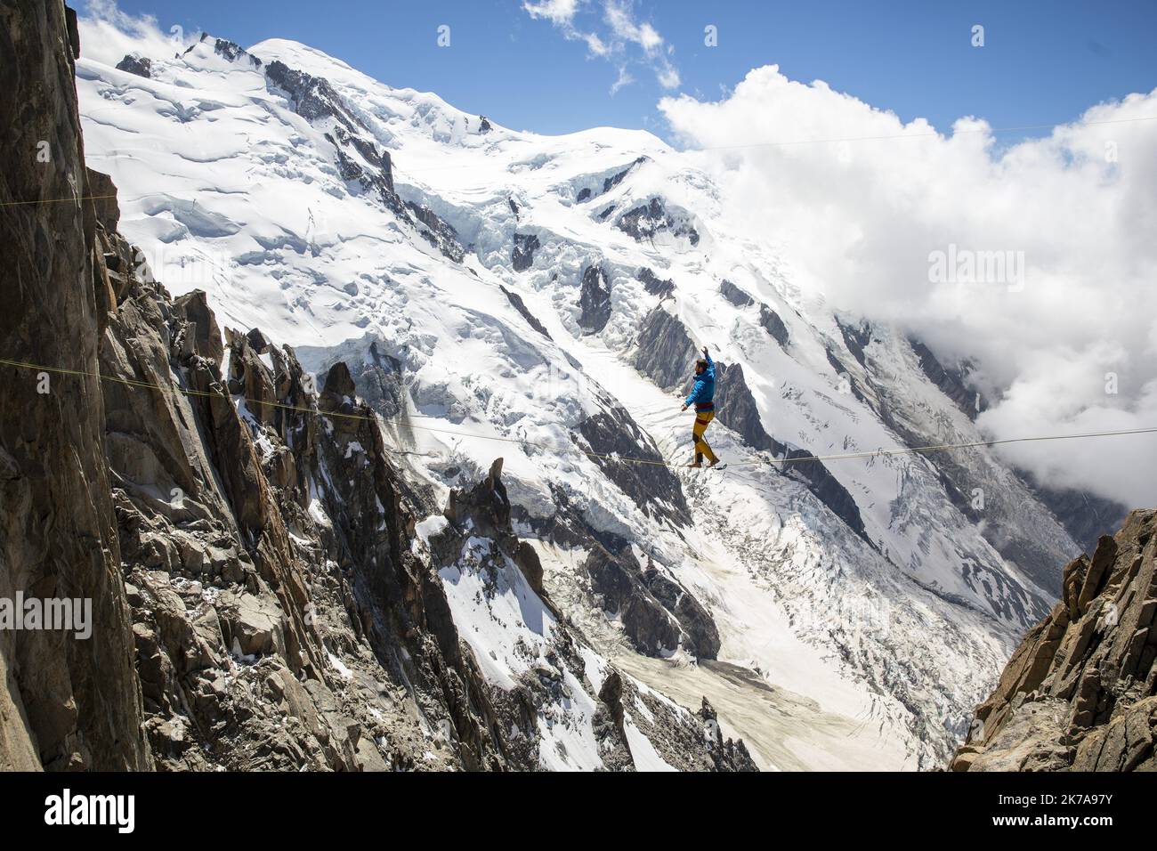 ©PHOTOPQR/LE DAUPHINE/GRÉGORY YETCHMENIZA ; CHAMONIX-MONT-BLANC ; 23/07/2020 ; GRÉGORY YETCHMENIZA / LE DAUPHINE LIBERE / PHOTOPQR CHAMONIX (HAUTE-SAVOIE) LE 23 JUILLET 2020 LE HIGHLINER NATHAN PAULIN A MIS SA DISCIPLINA LA CAUSA AU. IL A EMBARQUE AVEC LUI LE JEUNE JONAS, ATTEINT D'UNE MALADIE GENETIQUE.EN DESSOUS D'EUX, 300M DE VIDE, LE MONT BLANC EN TOILE DE FOND PROPOSE UN DECOR A LA HAUTEUR DE LA PROUESSE. L'IMAGE SERA PROBABLEMENT LA SEQUENCE EPOUSTOUFLANTE DU TELETHON 2020. - Nathan Paulin nel Monte Bianco. highliner professionista e detentore del MultilWorld Record, è pa Foto Stock