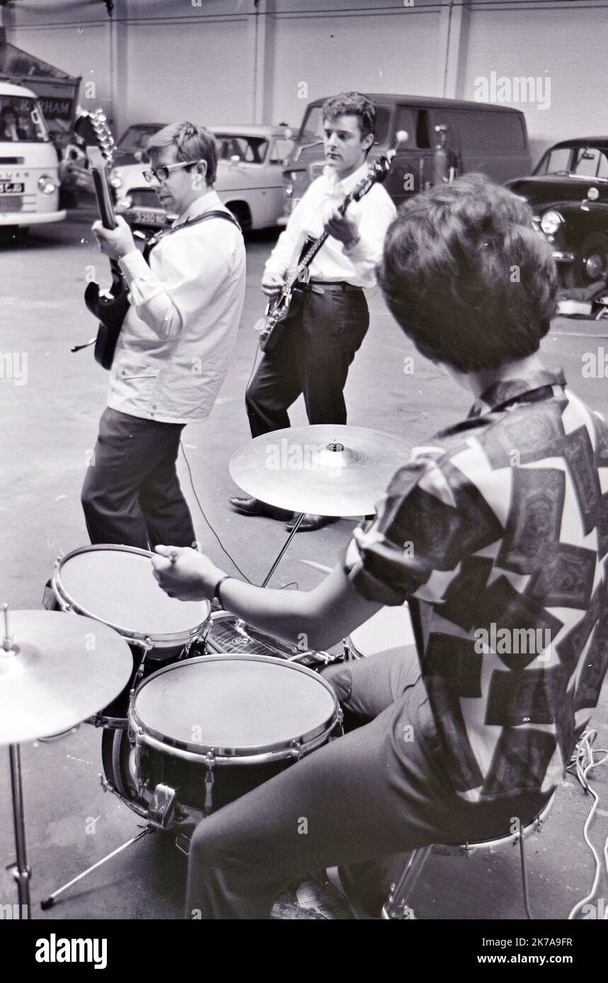 THR HONEYCOMBS gruppo pop inglese prova in un garage a nord di Londra nel 1964 con la batteria Honey Lantree o e guida il furgone del gruppo Foto Stock