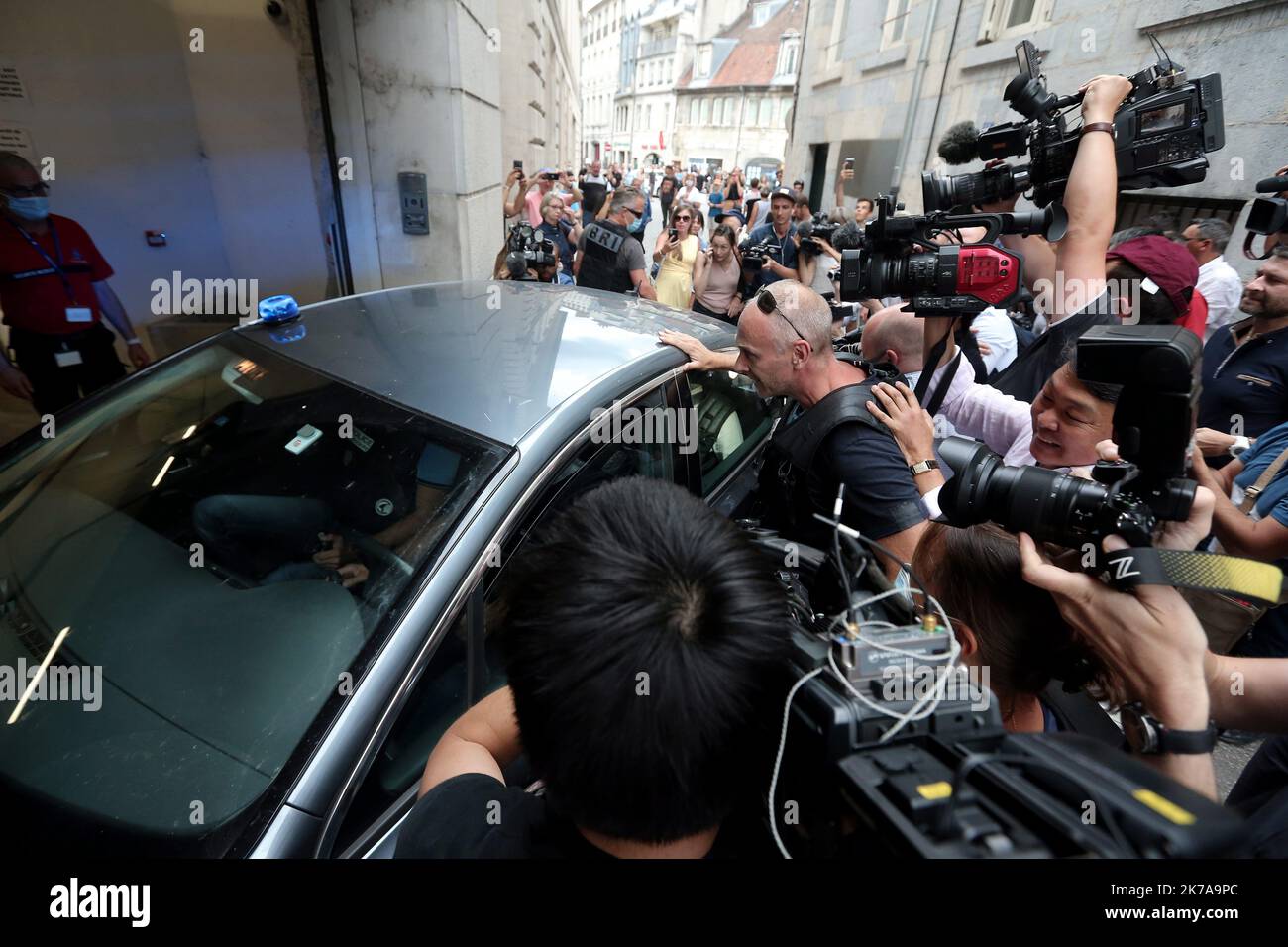 ©PHOTOPQR/l'EST REPUBLICAIN/Ludovic LAUDE ; Besancon ; 24/07/2020 ; Besancon le 24/07/2020 Fait Divers Nicolas ZEPEDA estradizione NARUMI Affaire NARUMI Japon - Besancon, Francia, luglio 24th 2020 - arrivo alla corte cilena Nicolas Zepeda accusata di aver ucciso una studentessa giapponese quasi quattro anni fa. Nicolas Zepeda, 29 anni, era stato arrestato presso l’appartamento di sua madre nella località di Viña del Mar, a 120 chilometri (75 miglia) a nord-ovest di Santiago. È accusato in Francia di omicidio premeditato nella presunta uccisione del 2016 di Narumi Kurosaki, 2 Foto Stock