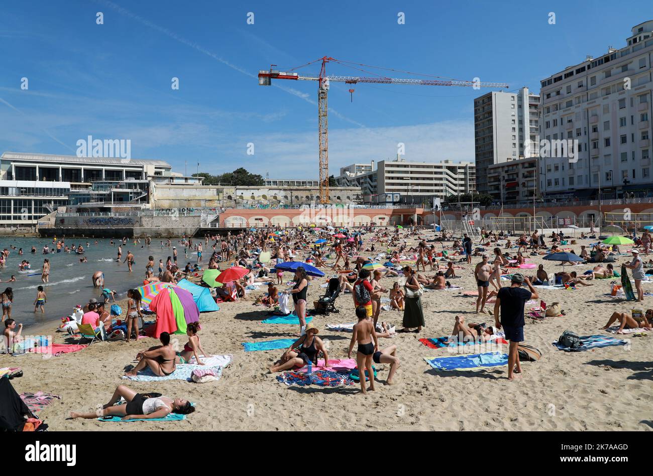 ©PHOTOPQR/LA PROVENCE/VALERIE VREL ; Marseille ; 26/07/2020 ; Illustrations sur la fréquentation de la plage des Catalans, en plein de coeur de la ville de Marseille, un dimanche du mois de juillet 2020. - Marsiglia, Francia, 26th 2020 luglio - le persone godono di vacanze o domenica sulla spiaggia Foto Stock