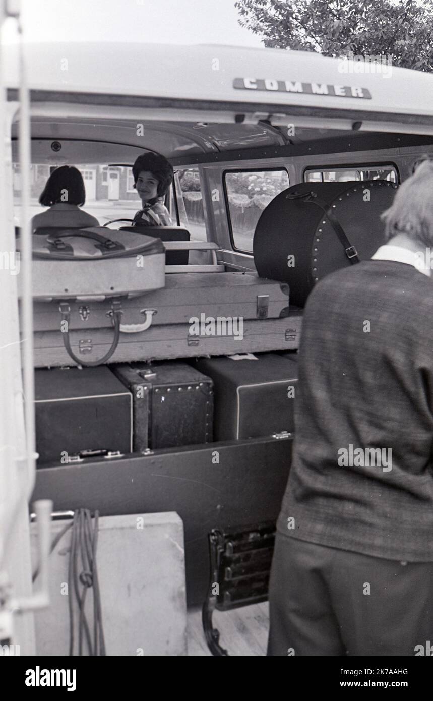 THR HONEYCOMBS gruppo pop inglese prova in un garage a nord di Londra nel 1964 con la batteria Honey Lantree o e guida il furgone del gruppo Foto Stock