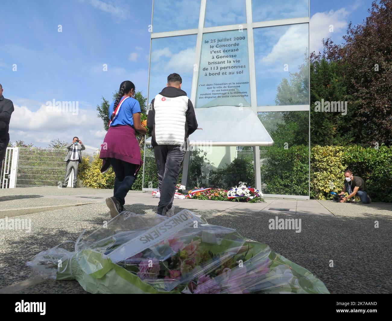 ©PHOTOPQR/LE PARISIEN/Marie PERSIDAT ; Gonesse ; 25/07/2020 ; la ville de Gonesse a organisé une cérémonie commémorative du 20ème anniversaire du crash du Concorde ce samedi 25 juillet. Gonesse, Francia, 25th 2020 luglio - 20th° anniversario del volo Concorde crash Air France 4590, volo di un aereo supersonico Concorde che si è schiantato a Gonesse, un sobborgo di Parigi, il 25 luglio 2000. L'aereo scese in fiamme quasi subito dopo il decollo, uccidendo tutte le 109 persone a bordo e altre 4 a terra. Fu il primo incidente fatale di un Concorde in 24 anni di regolare servizio passeggeri. T Foto Stock