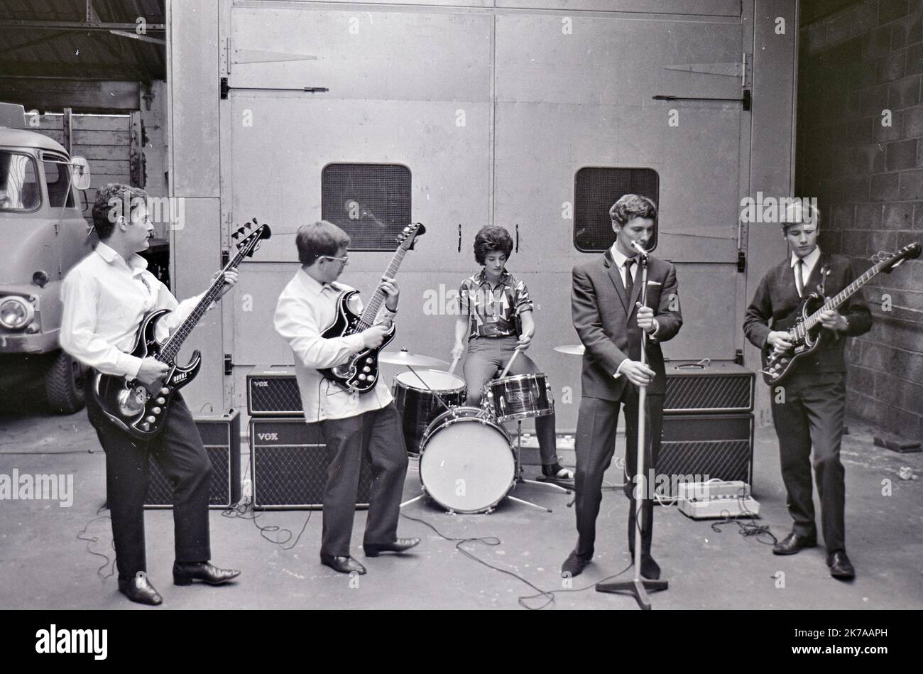 THR HONEYCOMBS gruppo pop inglese prova in un garage a nord di Londra nel 1964 con la batteria Honey Lantree o e guida il furgone del gruppo Foto Stock