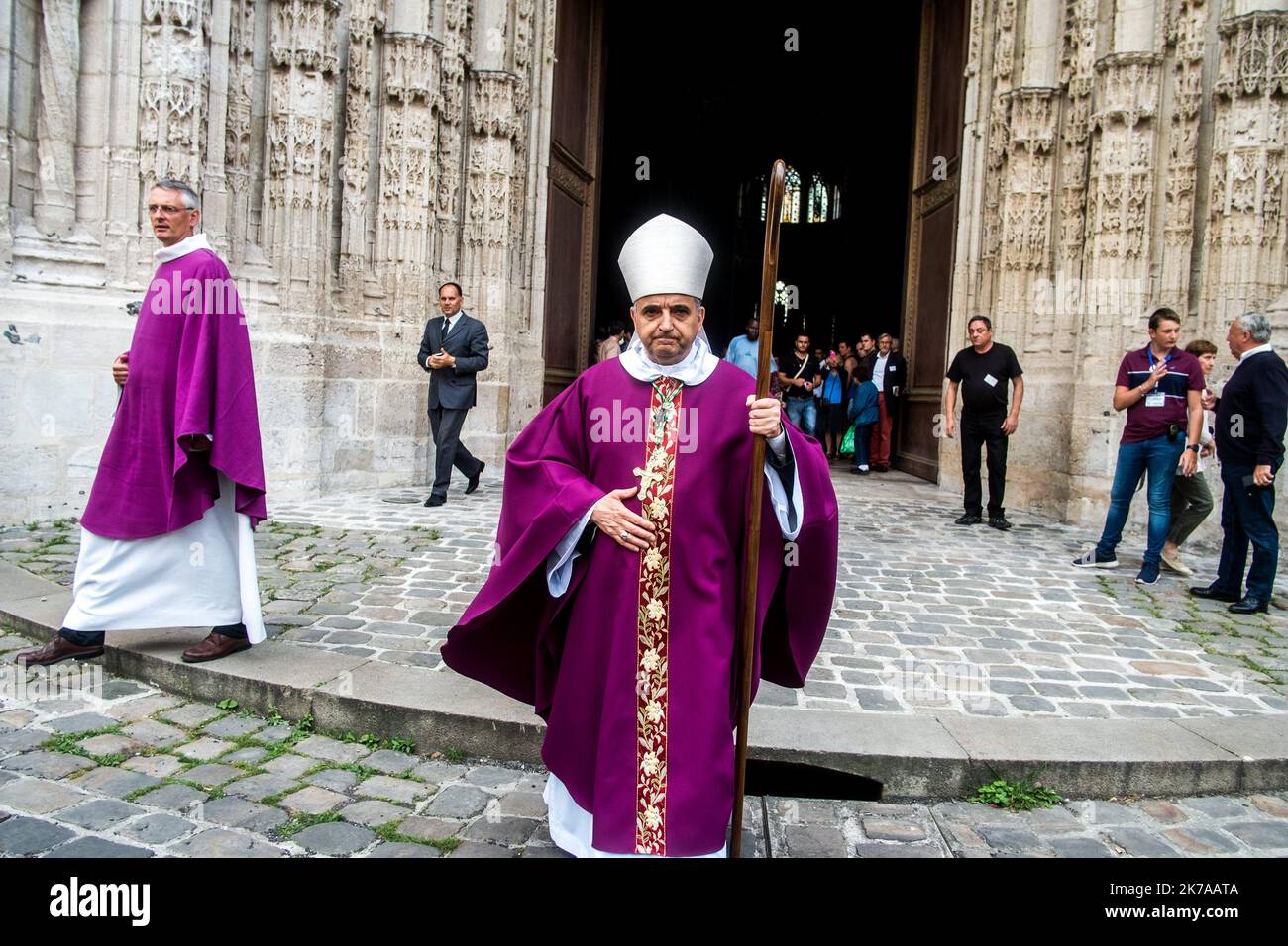 ©Michael Bunel / le Pictorium/MAXPPP - Michael Bunel / le Pictorium - 31/07/2016 - Francia / Normandie / Saint Etienne du Rouvray - Mons. Lebrun a la sortie de la messe commemorative a la cathedrale Notre Dame de Rouen, en presence de dignitaires de differents religione venere manifester leurs soutien a la communaute chretienne . Le 26 juillet 2016, deux terroristes font irruption dans l'eglise Saint Etienne du Rouvray et s'en prennent au Pere Hamel qui officie devant quelques fideles. La BRI de Rouen qui intervient sur les lieux, abattra les deux terroristes alors qu'ils tentaient de sortir de l'e Foto Stock