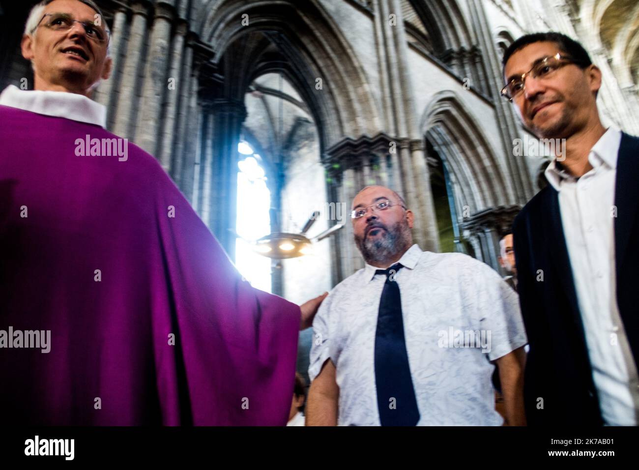 ©Michael Bunel / le Pictorium/MAXPPP - Michael Bunel / le Pictorium - 31/07/2016 - Francia / Normandie / Saint Etienne du Rouvray - Messe commemorative a la cathedrale Notre Dame de Rouen, en presence de dignitaires de differents religiosa venus manifester leurs soutien a la communaute chretienne . Le 26 juillet 2016, deux terroristes font irruption dans l'eglise Saint Etienne du Rouvray et s'en prennent au Pere Hamel qui officie devant quelques fideles. La BRI de Rouen qui intervient sur les lieux, abattra les deux terroristes alors qu'ils tentaient de sortir de l'eglise. le Pere Hamel est str Foto Stock