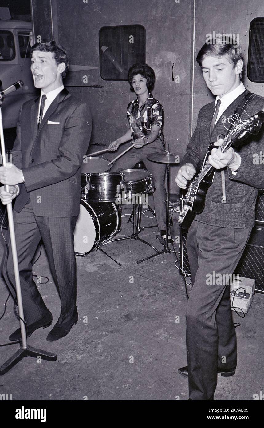 THR HONEYCOMBS gruppo pop inglese prova in un garage a nord di Londra nel 1964 con la batteria Honey Lantree o e guida il furgone del gruppo Foto Stock