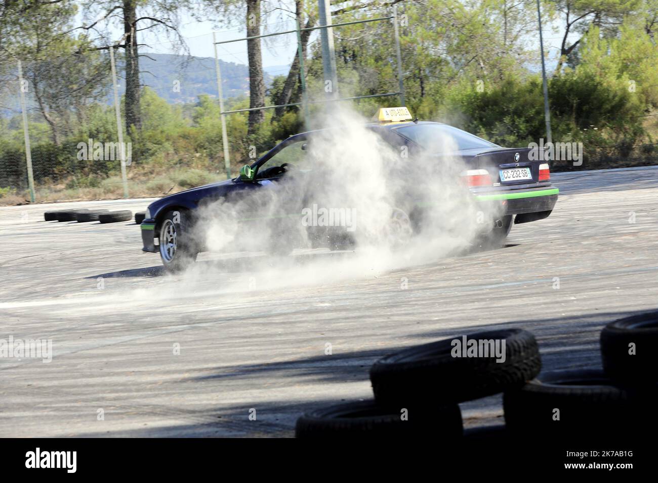 ©PHOTOPQR/NICE MATIN/Valerie le Parc ; LE LUC ; 26/07/2020 ; REMY JULIENNE AU CIRCUIT DU VAR le Luc, Circuit du Var : démonstrations de 'stunds' et de Cascades autos et motos sur le Circuit, à la faveur de la création d'un club sur Gonfaron. En présence de Rémy Julienne, parrain du club - 2020/07/26. Rémy Julienne (Cepoy, 17 aprile 1930) è un . È anche un ex campione di rallycross e un campione di motocross francese del 1956. Foto Stock