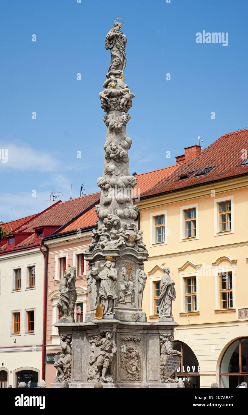 Alta scultura statua fatta durante gli anni della peste medievale per dare Grazie. Kutná Hora è una città patrimonio dell'umanità dell'UNESCO con architettura medievale. Foto Stock