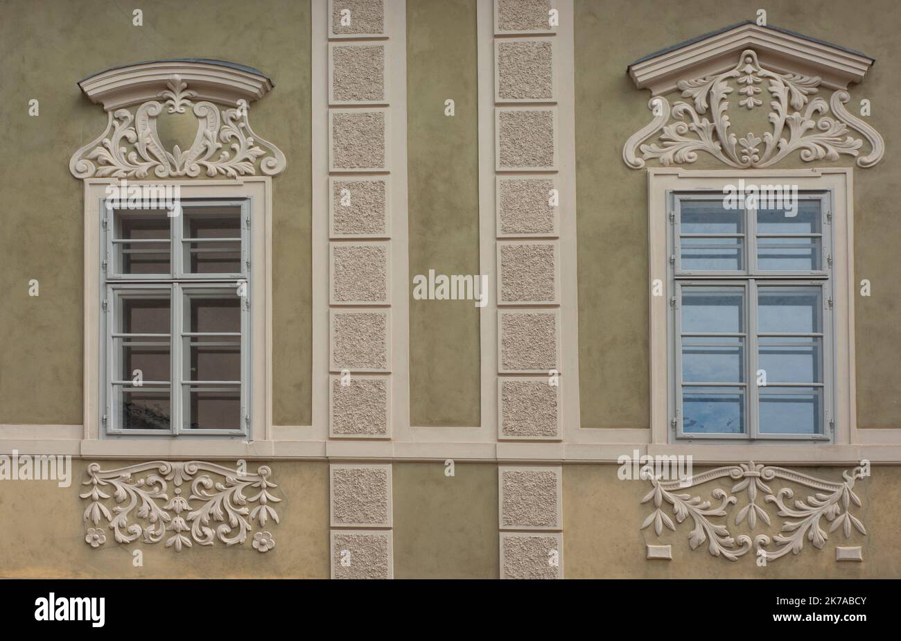 Vedi finissimi rivestimenti in gesso per finestre. La regione bohémien della Repubblica Ceca, Kutná Hora, è una città patrimonio dell'umanità dell'UNESCO con architettura medievale. Foto Stock