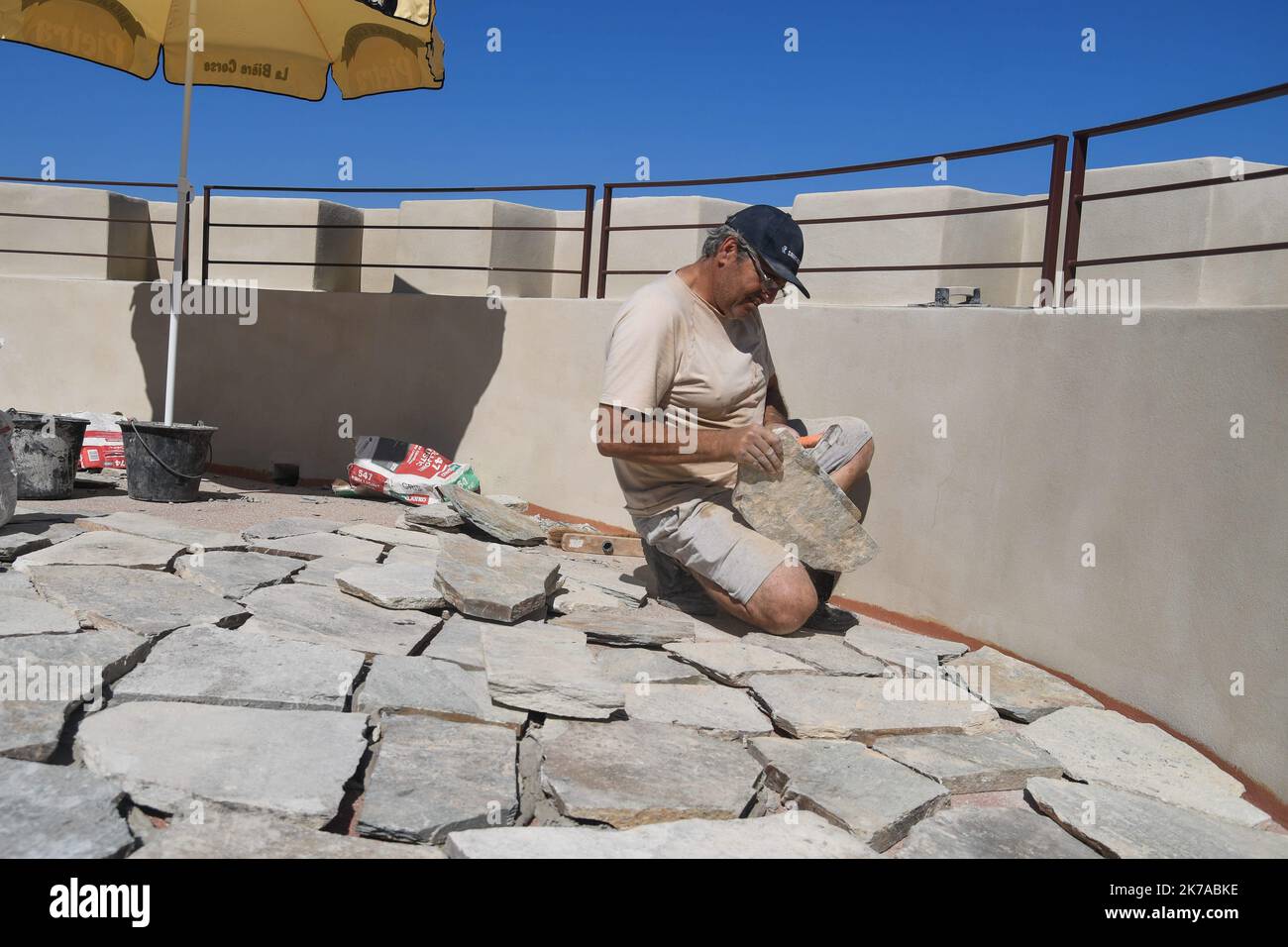 ©PHOTOPQR/CORSE MATIN/JONATHAN MARI ; ; 09/07/2020 ; la rénovation de la tour génoise d’Albu à Ogliastro est sur le point de se terminer. Le prime foto di Mais les premières de l’édifice choquent une partie de la population. Le problème : l’Utilization d’un enduit à la chaux afin de rendre à l’édifice son état d’origine. La ristrutturazione della torre genovese di Albu a Ogliastro sta per essere completata. Ma le prime foto dell'edificio scossa parte della popolazione. Il problema: L'uso di intonaco di calce per riportare l'edificio al suo stato originario. Foto Stock