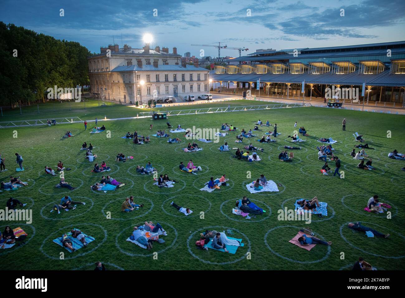 ©PHOTOPQR/LE PARISIEN/Fred Dugit ; Paris ; 26/07/2020 ; Loisirs Paris XIXe, le 26 juillet 2020 le cinéma en plein air nouvelle version (avec 400 cercles au sol pour petits groupes) Proponi durant cinq semaines vingt cinq Films au total à la tombée de la nuit à la Villette. Photo LP / Fred Dugit cinema all'aperto a la Villette il 26 luglio 2020 Foto Stock