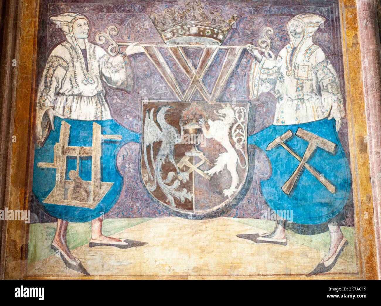 Murale minerario medievale nella chiesa di Santa Barbara a Kutna Hora, Repubblica Ceca. Si tratta di una vecchia area mineraria dell'argento. I minatori sono raffigurati con le attrezzature. Foto Stock