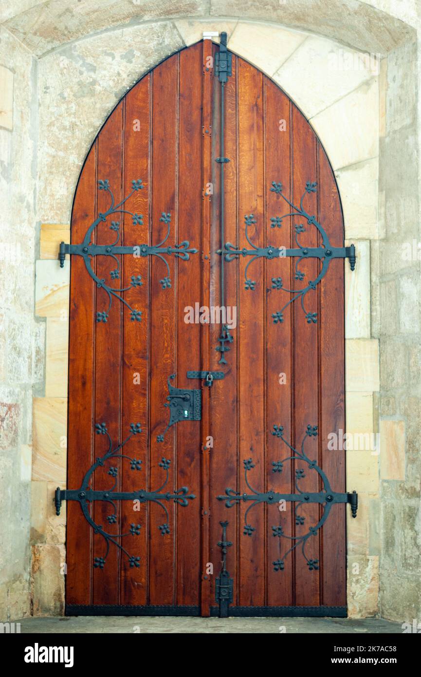 Vecchie porte medievali in legno con cerniere in metallo nella regione della Boemia centrale della Repubblica Ceca, Kutná Hora, patrimonio dell'umanità dell'UNESCO. Foto Stock