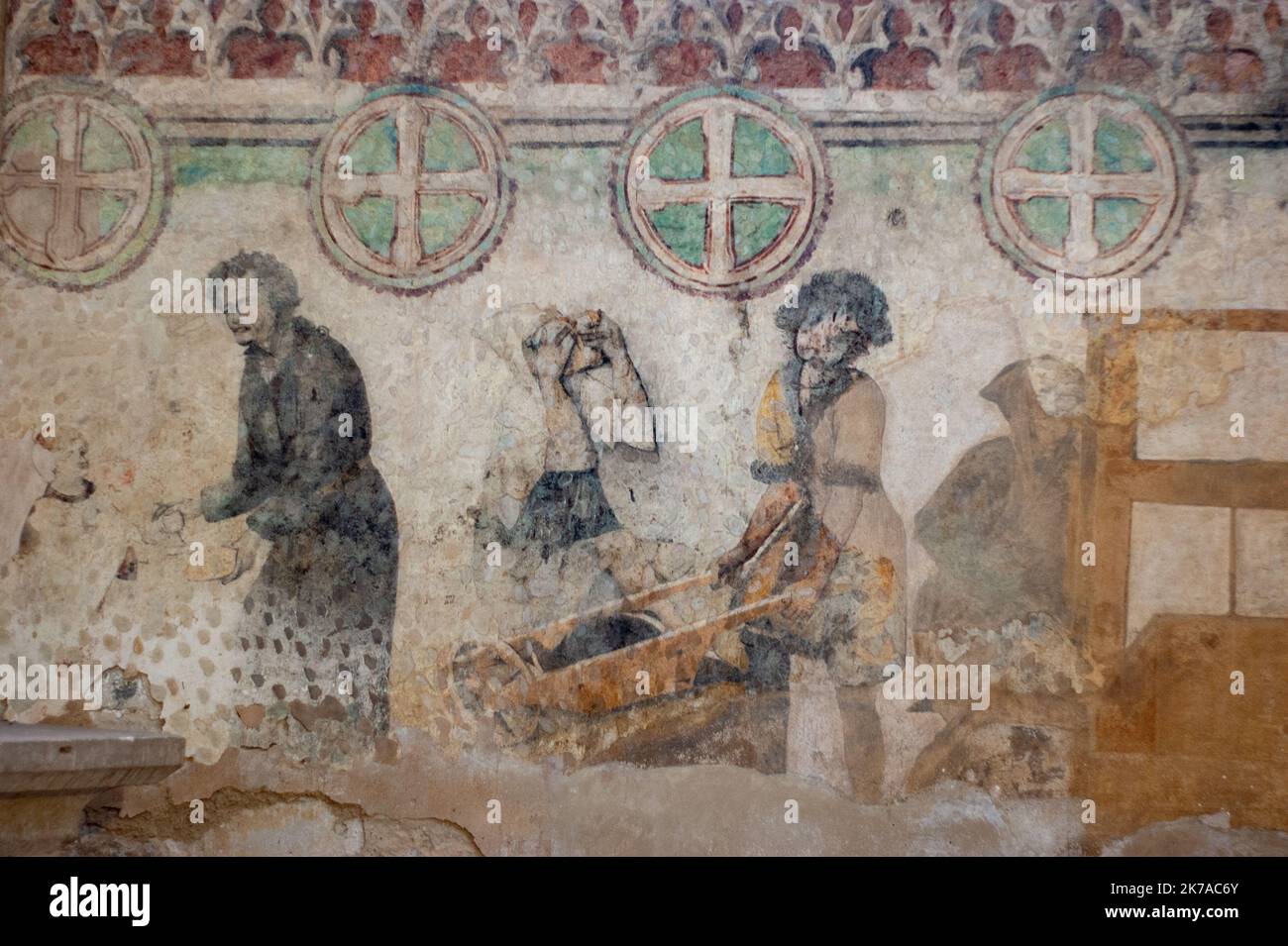 Murale minerario medievale nella chiesa di Santa Barbara a Kutna Hora, Repubblica Ceca. Si tratta di una vecchia area mineraria dell'argento. I minatori sono raffigurati con le attrezzature. Foto Stock