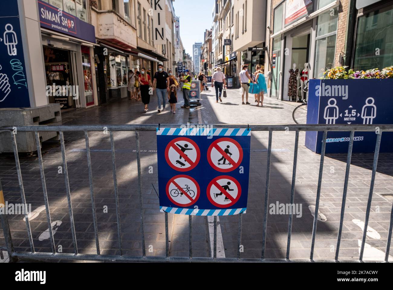 ©Arnaud BEINAT/Maxppp. 2020/07/31. Ostende, Belgio. Le Mesures de précautions contre le Covid 19 dans la principal rue de la République. Foto Stock