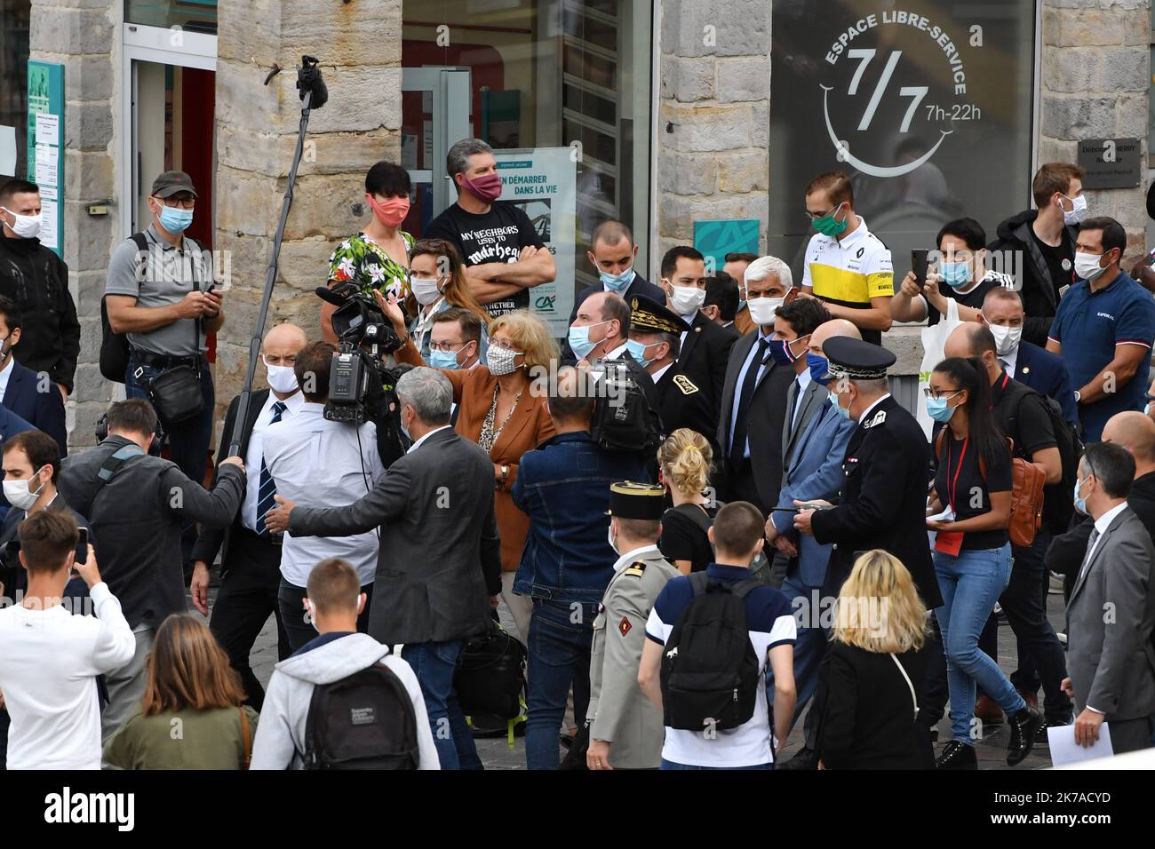 ©PHOTOPQR/VOIX DU NORD/Stéphane Mortagne ; 03/08/2020 ; Lille, le 03/08/2020, visite du 1er ministre Jean CASTEX à Lille, déambulation Grand Place à Lille PHOTO STEPHANE MORTAGNE LA VOIX DU NORD - 2020/08/03. Jean Castex sarà sulla strada questo Lunedi a Lille e Roubaix. Mentre l'uso della maschera sarà reso obbligatorio in alcune zone di Lille, il primo ministro viene a rivedere la situazione sul posto. Foto Stock