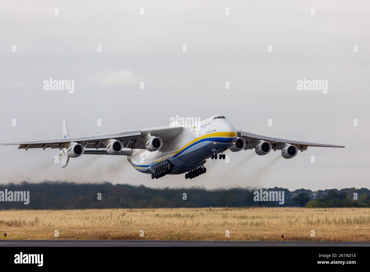 ©PHOTOPQR/LA NOUVELLE REPUBLIQUE/T.ROULLIAUD ; CHATEAUROUX ; 02/08/2020 ; Photo Thierry Roulliaud - la Nouvelle Republique Escale Technique de l'Antonov AN 225, più gros avion du monde, sur la piste de l'aéroport Marcel-Dassault de Chateauroux, le 2 août 2020. Sosta dell'Antonov AN 225, il più grande aereo del mondo, sulla pista dell'aeroporto di Marcel-Dassault a Chateauroux il 3 agosto 2020 Foto Stock