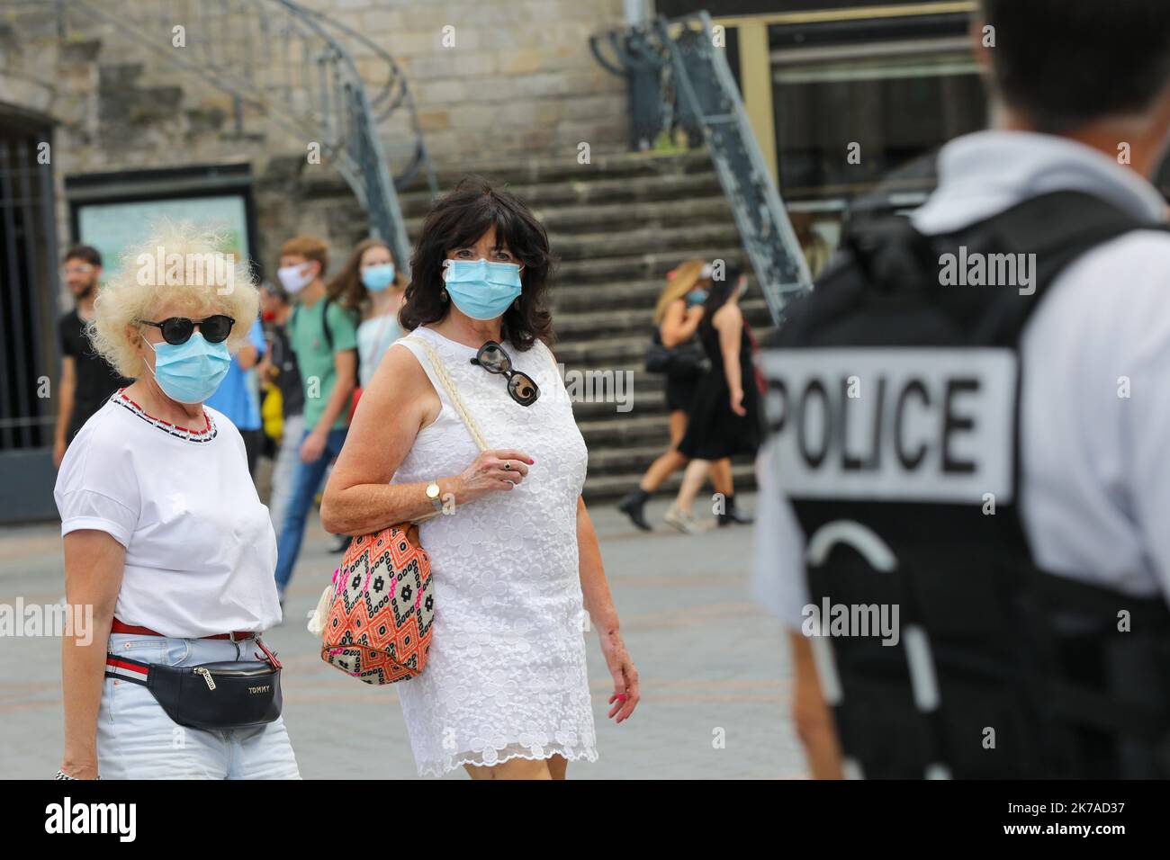 ©PHOTOPQR/VOIX DU NORD/Thierry THOREL ; 04/08/2020 ; CONTROLE MASQUE LILLE - obligatoire depuis le 3 aout , le port du masque est controle par les Forces de l'ordre avec quelques verbalizzazioni - le 4 aout 2020 - A Lille - Photo : THIERRY THOREL / la Voix du Nord - Lille, Francia, 4th 2020 agosto - come covid-19 pandemia sorge in Francia, la gente deve indossare maschere nel centro di Lille. Foto Stock