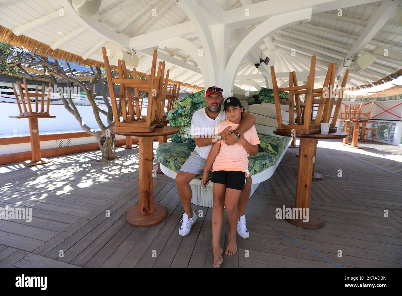 ©PHOTOPQR/NICE MATIN/Franz Chavaroche ; RAMATUELLE ; 06/08/2020 ; REPORTAGE - COVID 21 - PLAGE DE MOOREA - CHRISTOPHE COUTAL - Ramatuelle, France, august 6th 2020 - Pandemic Covid-19. Due stabilimenti balneari a Ramatuelle, Verde e Moorea, sono stati oggetto di una chiusura amministrativa. Con decreto prefettorio, la brigata della gendarmeria di Saint-Tropez e la polizia municipale di Ramatuelle procedettero alla chiusura di queste due strutture balneari situate sulla sabbia di Pampelonne. Motivazione avanzata: Il mancato rispetto dei gesti di barriera in questo periodo post-definement. Foto Stock