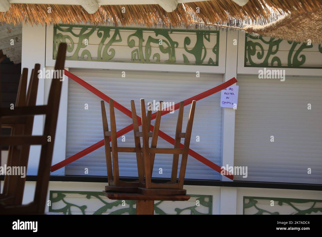 ©PHOTOPQR/NICE MATIN/Franz Chavaroche ; RAMATUELLE ; 06/08/2020 ; REPORTAGE - COVID 21 - PLAGE DE MOOREA Ramatuelle, Francia, agosto 6th 2020 - pandemia di Covid-19. Due stabilimenti balneari a Ramatuelle, Verde e Moorea, sono stati oggetto di una chiusura amministrativa. Con decreto prefettorio, la brigata della gendarmeria di Saint-Tropez e la polizia municipale di Ramatuelle procedettero alla chiusura di queste due strutture balneari situate sulla sabbia di Pampelonne. Motivazione avanzata: Il mancato rispetto dei gesti di barriera in questo periodo post-definement. Foto Stock