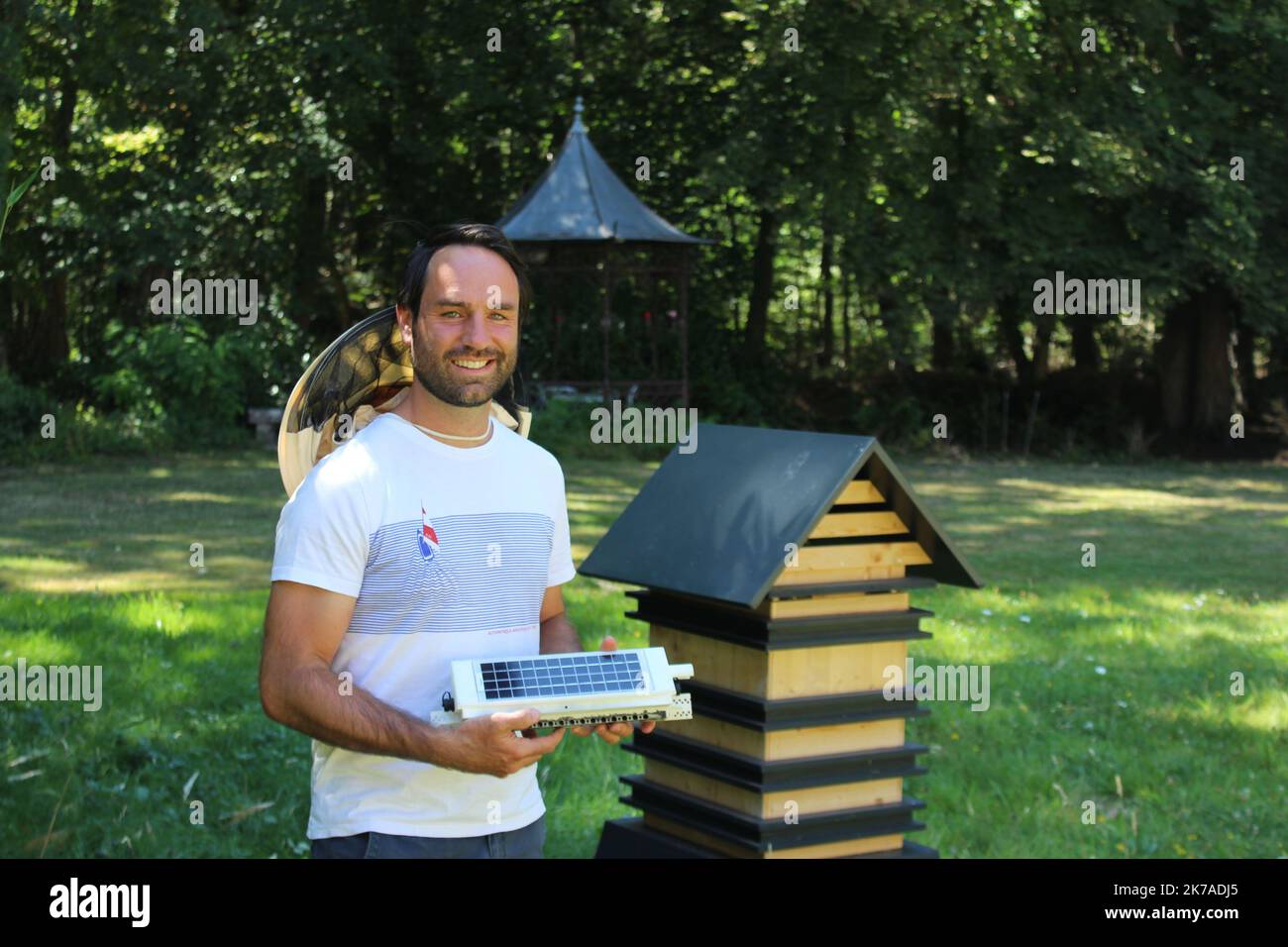 ©PHOTOPQR/REPUBLIQUE DU CENTRE/adrien maridet ; ; 06/08/2020 ; Julien de Clédat, agrteur et apiculteur installé à Autry-le-Châtel - Drompy à Autry-le-Châtel, un jeune apiculteur crée une porte connectée pour les ruches l’objectif est de donner un état de la santé, che Par un comptage précis des entrées et des sorties d’abeilles Cette technologie innovante et autonome en énergie est notamment constitutée d’un panneau solaire, d’une batterie ricaricabili et de capteurs, capables de 'relever la température, l’humidité de l’air ou encor d’éretier le tafours de tauilles Foto Stock
