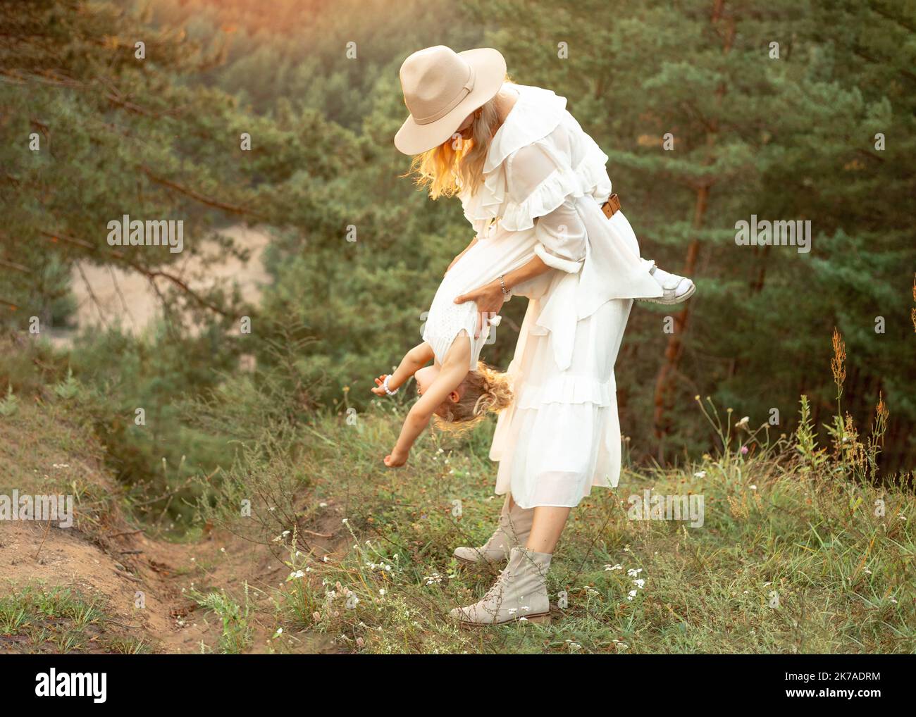 Madre felice che stringe a sé la natura della figlia immagini e fotografie  stock ad alta risoluzione - Alamy