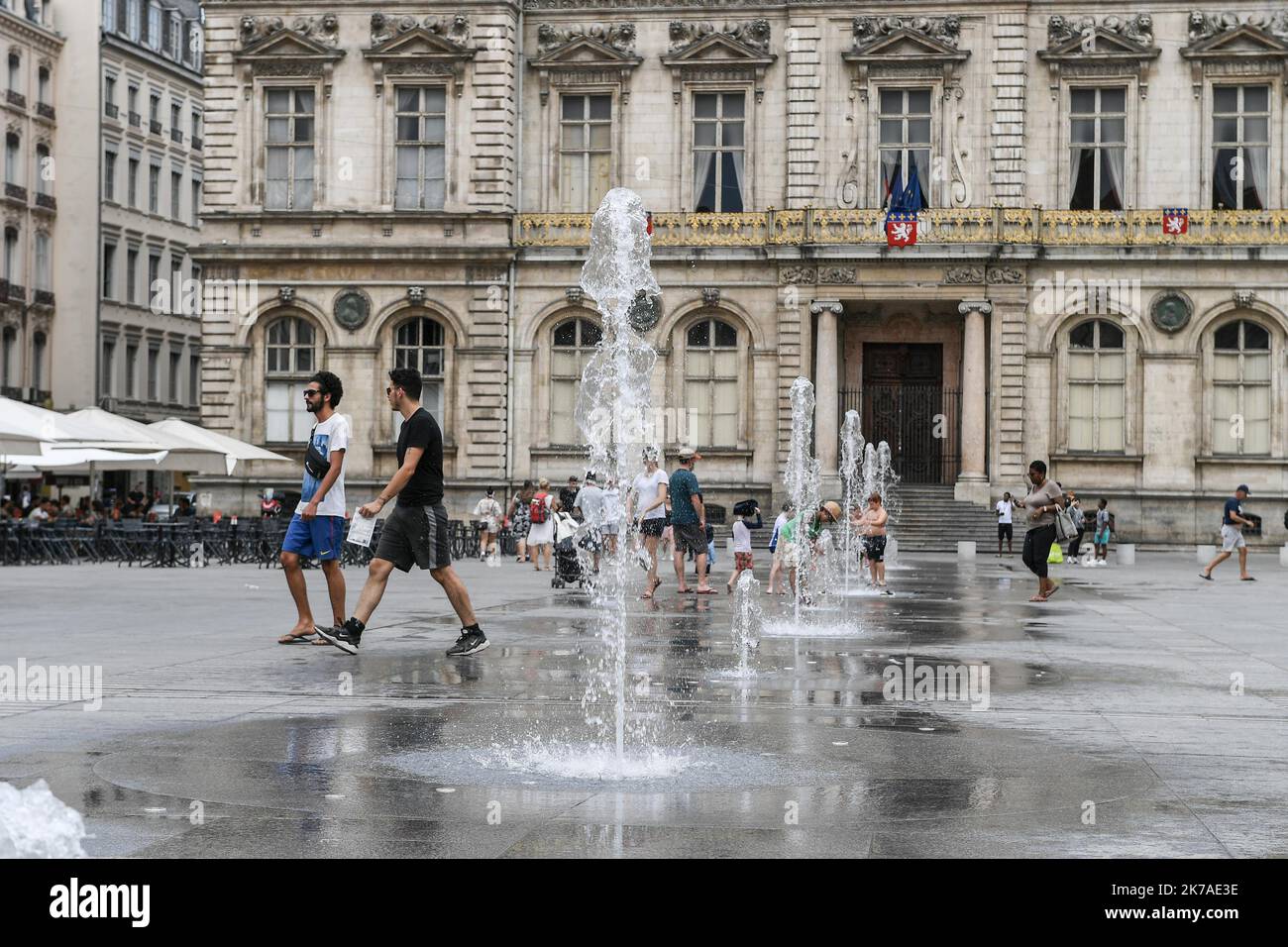 ©PHOTOPQR/LE PROGRES/Joël PHILIPPON - Lione 1er Arrondissement 09/08/2020 - Jets d'eau Place des Terreaux à Lione 9 juillet 2020 -Jets d'eau Place des Terreaux. Les lyonnais peuvent de nouveau se rafraichir avec les fontaines de la Place des Terreaux qui ont enfin rouvrete après de long travaux. - Francia, agosto 9th 2020 - Heatwave in Francia Foto Stock