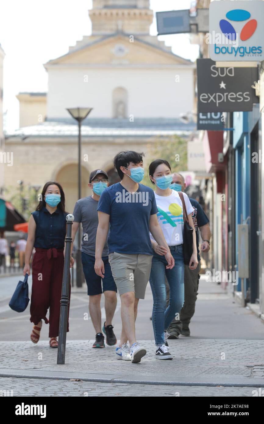 ©PHOTOPQR/LE PARISIEN/Philippe Lavieille ; PARIS ; 10/08/2020 ; Masque obligatoire rue du Commerce a Paris 15éme - 2020/08/10. Coronavirus : indossare una maschera obbligatoria all'aperto in alcune zone di Parigi Foto Stock