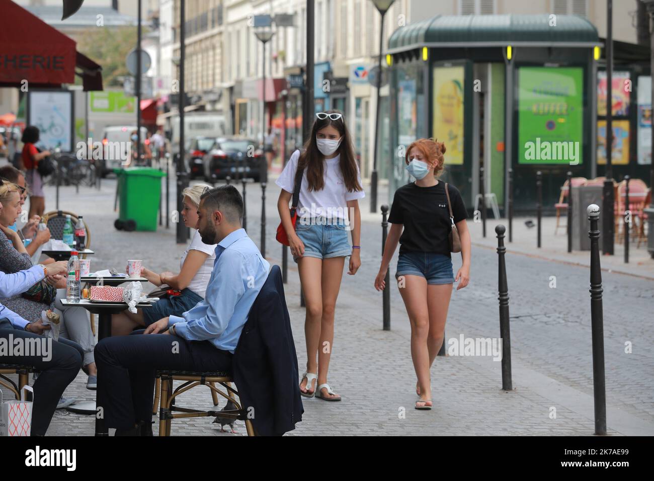 ©PHOTOPQR/LE PARISIEN/Philippe Lavieille ; PARIS ; 10/08/2020 ; Masque obligatoire rue du Commerce a Paris 15éme - 2020/08/10. Coronavirus : indossare una maschera obbligatoria all'aperto in alcune zone di Parigi Foto Stock