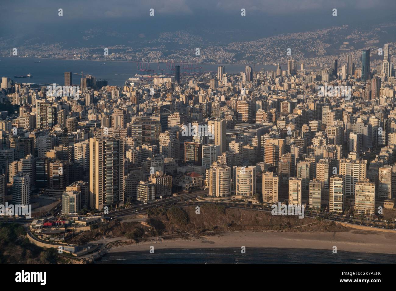 ©CAROLINE BLUMBERG/MAXPPP - BEIRUT, 11 agosto 2020 -- veduta aerea generale di Beirut da un aereo con il porto sullo sfondo, a Beirut, Libano, il 11 agosto 2020. Una settimana dopo le esplosioni che hanno colpito Beirut, il primo ministro libanese Hassan Diab ha annunciato le dimissioni del suo governo. La nuvola rosa si osserva sopra Beirut, formata da 2.750 tonnellate di nitrato di ammonio all'origine delle esplosioni. Foto Stock