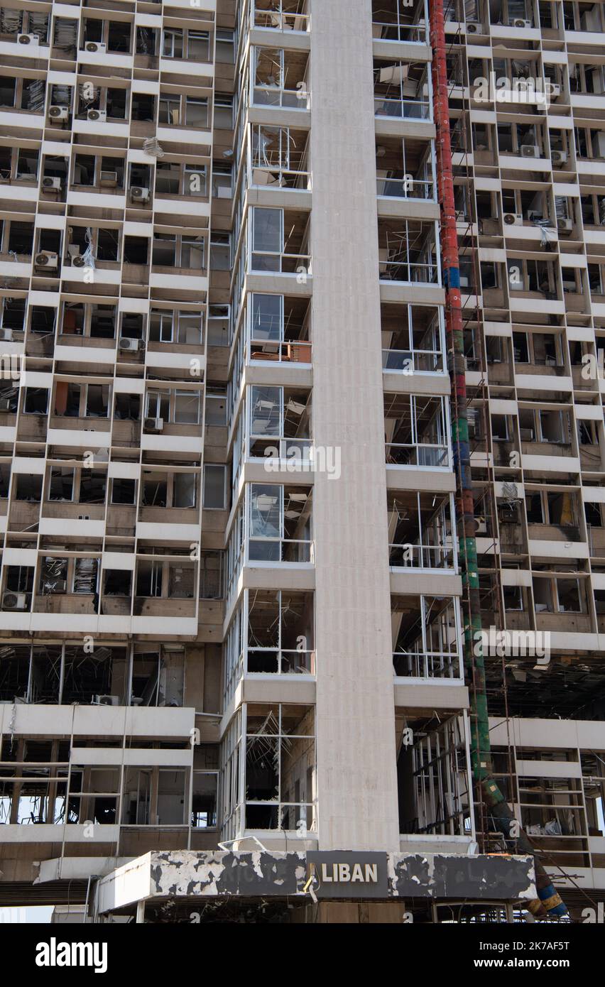 ©CAROLINE BLUMBERG/MAXPPP - BEIRUT, 14 agosto 2020 - tutto ciò che rimane è la parola Libano sopra l'ingresso di questo edificio devastato dall'esplosione. Danni a Beirut, Libano, agosto 14 2020. Una settimana dopo le esplosioni che hanno devastato Beirut, il primo ministro libanese Hassan Diab ha annunciato le dimissioni del suo governo. Foto Stock