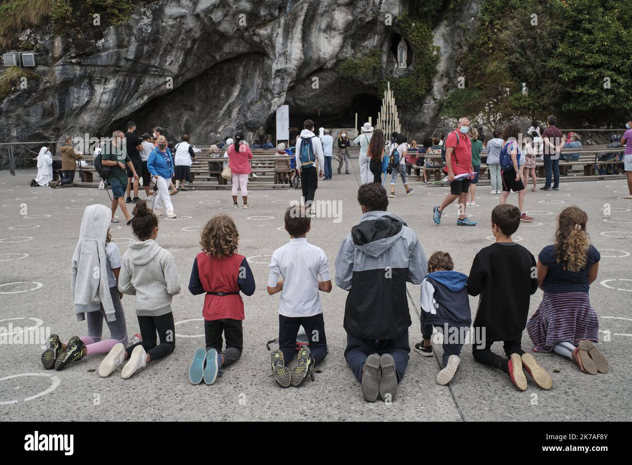 ©PHOTOPQR/LE PARISIEN/ARNAUD DUMONTIER ; Lourdes ; 13/08/2020 ; Lourdes (alti Pirenei), le 13 août 2020. D'habitude noir de monde le sanctuaire de Lourdes est cette année déserté par les pèlerins en raison du Coronavirus. Reportage Lourdes à l'ère Covid 19 il est normalement difficile d'approcher la grotte où a eu lieu les apparitions de la vierge Marie. Cette année malgré des ronds blancs peints au sol pour respecter les distanciations, l'endroit est 'désert'. L'accès y est interdit pour éviter la pr Foto Stock
