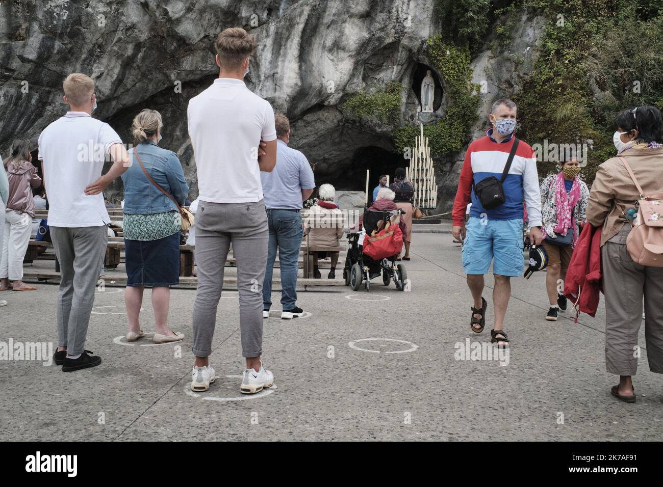 ©PHOTOPQR/LE PARISIEN/ARNAUD DUMONTIER ; Lourdes ; 13/08/2020 ; Lourdes (alti Pirenei), le 13 août 2020. D'habitude noir de monde le sanctuaire de Lourdes est cette année déserté par les pèlerins en raison du Coronavirus. Reportage Lourdes à l'ère Covid 19 il est normalement difficile d'approcher la grotte où a eu lieu les apparitions de la vierge Marie. Cette année malgré des ronds blancs peints au sol pour respecter les distanciations, l'endroit est 'désert'. L'accès y est interdit pour éviter la p Foto Stock